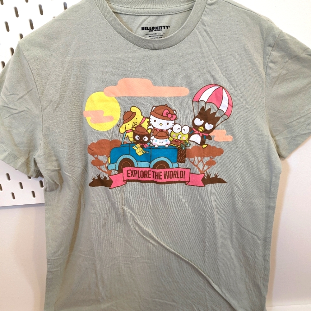Hello Kitty 😻 Explore the World 🌎 Medium T-shirt 👕